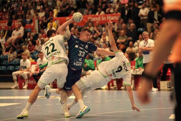 Photo Moritz SAUTER HSV throws against Jona SCHOCH Wetzlar and on the right Niklas THEISS Theiß Wetzlar Handball Men 1 Bundesliga 33 Matchday on Thu 04 06 2026 HSV Handball HSG Wetzlar