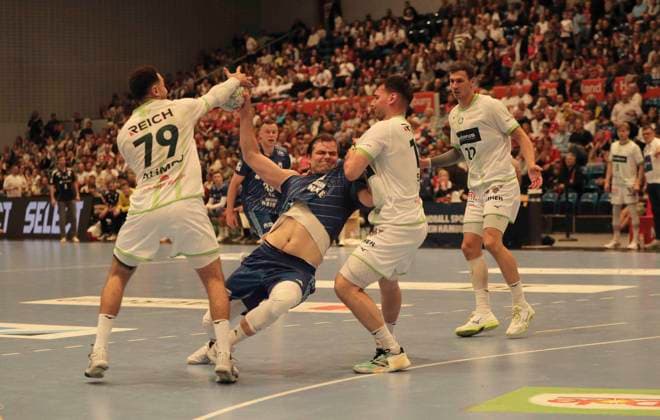 Photo Goal throw from Andreas MAGAARD HSV against Ahmed NAFEA Wetzlar , left and Josip SIMIC Wetzlar Handball Men 1 Bundesliga 33 Matchday on Thu 04 06 2026 HSV Handball HSG Wetzlar