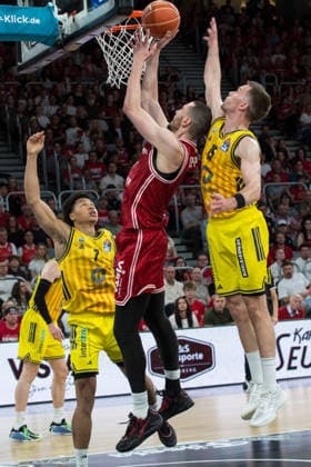 Bamberg, Germany 04 June 2026 1 BBL playoff semi-final 2025 2026 Sp 3 Bamberg Baskets vs Alba Berlin Pictured from left Jack Kayil Berlin , Daniel Keppeler Bamberg and Martin Hermannsson Berlin Brose Arena Bayern Copyright: xFotostandx xSchmittx