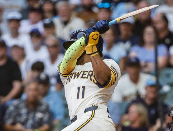 b112 shatters his bat as he hits a foul ball in the first inning of the MLB, Baseball Herren, USA game between the San Francisco Giants and the Milwaukee Brewers at American Family Field in Milwaukee, Wisconsin on Thursday, June 4, 2026.  MIL20260604810 TANNENxMAURY
