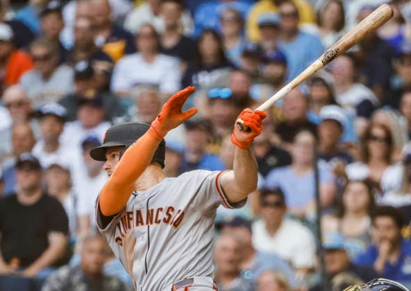 San Francisco Giants third baseman Matt Chapman hits an RBI single in the third inning of the MLB, Baseball Herren, USA game between the San Francisco Giants and the Milwaukee Brewers at American Family Field in Milwaukee, Wisconsin on Thursday, June 4, 2026.  MIL20260604814 TANNENxMAURY