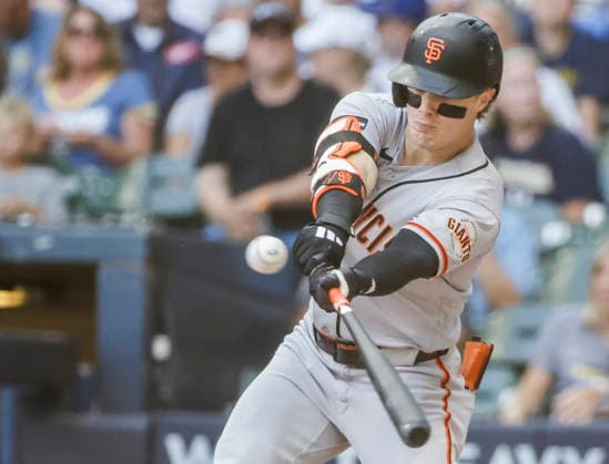 San Francisco Giants center fielder Drew Gilbert hits a single in the third inning of the MLB, Baseball Herren, USA game between the San Francisco Giants and the Milwaukee Brewers at American Family Field in Milwaukee, Wisconsin on Thursday, June 4, 2026.  MIL20260604815 TANNENxMAURY