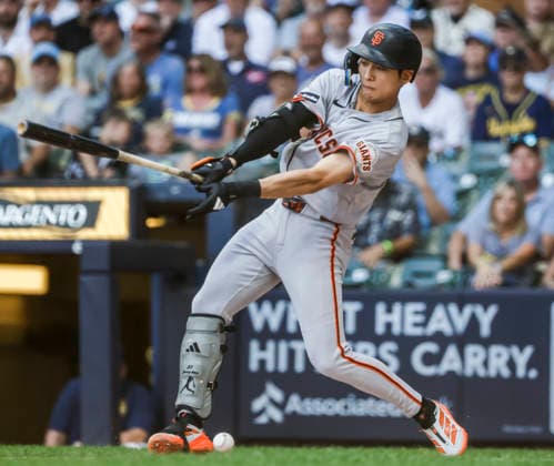 San Francisco Giants right fielder Jung Hoo Lee fouls a ball off his foot in the first inning of the MLB, Baseball Herren, USA game between the San Francisco Giants and the Milwaukee Brewers at American Family Field in Milwaukee, Wisconsin on Thursday, June 4, 2026.  MIL20260604805 TANNENxMAURY