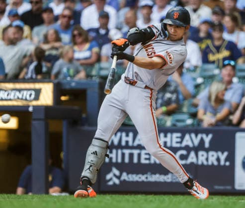 San Francisco Giants right fielder Jung Hoo Lee hits a single in the first inning of the MLB, Baseball Herren, USA game between the San Francisco Giants and the Milwaukee Brewers at American Family Field in Milwaukee, Wisconsin on Thursday, June 4, 2026.  MIL20260604806 TANNENxMAURY