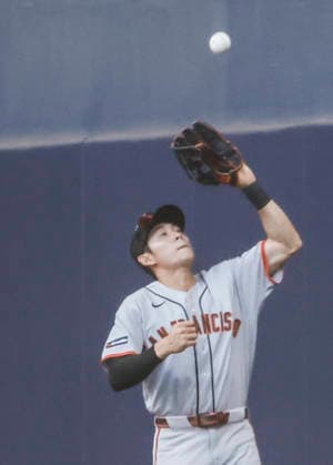 San Francisco Giants right fielder Jung Hoo Lee catches a fly ball hit by Milwaukee Brewers catcher William Contreras in the first inning of the MLB, Baseball Herren, USA game between the San Francisco Giants and the Milwaukee Brewers at American Family Field in Milwaukee, Wisconsin on Thursday, June 4, 2026.  MIL202606048111 TANNENxMAURY