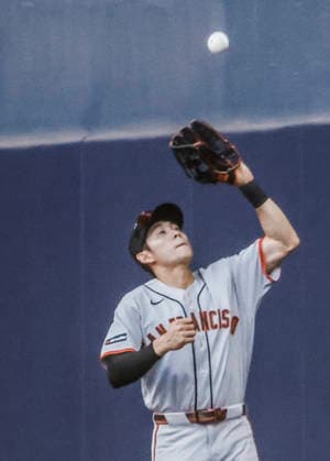 San Francisco Giants right fielder Jung Hoo Lee catches a fly ball hit by Milwaukee Brewers catcher William Contreras in the first inning of the MLB, Baseball Herren, USA game between the San Francisco Giants and the Milwaukee Brewers at American Family Field in Milwaukee, Wisconsin on Thursday, June 4, 2026.  MIL202606048112 TANNENxMAURY