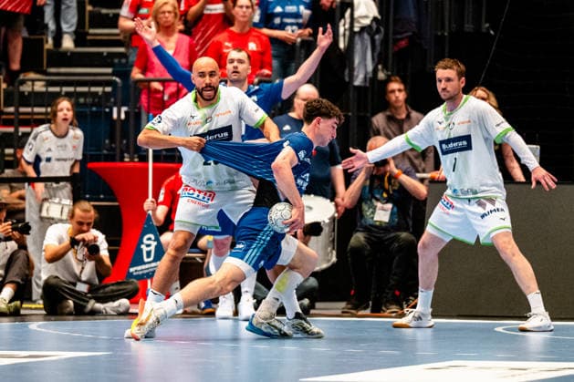 04 06 2026, xdobgx, Handball Daikin HBL, Handball Sport Verein Hamburg HSG Wetzlar v l David Cyrill Akakpo HSG Wetzlar, 20 , Elias Kofler Handball Sport Verein Hamburg, 6 am Ball, plays the ball Hamburg