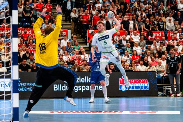04 06 2026, xdobgx, Handball Daikin HBL, Handball Sport Verein Hamburg HSG Wetzlar v l Robin Paulsen Haug Handball Sport Verein Hamburg, 16 , Tristan Kirschner HSG Wetzlar, 5 beim Wurf, in action, throwing Hamburg