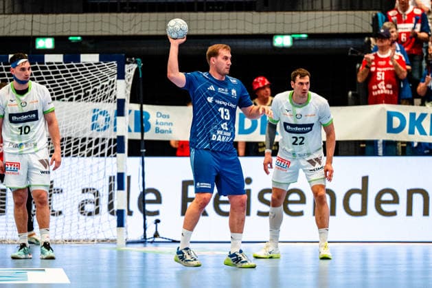 04 06 2026, xdobgx, Handball Daikin HBL, Handball Sport Verein Hamburg HSG Wetzlar v l Niklas Weller Handball Sport Verein Hamburg, 13 am Ball, plays the ball Hamburg