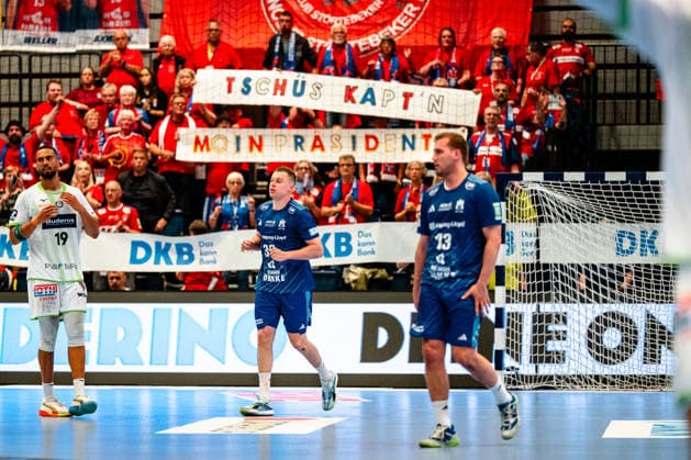 04 06 2026, xdobgx, Handball Daikin HBL, Handball Sport Verein Hamburg HSG Wetzlar v l Moritz Sauter Handball Sport Verein Hamburg, 33 , Niklas Weller Handball Sport Verein Hamburg, 13 , Fans message for Niklas Weller Hamburg