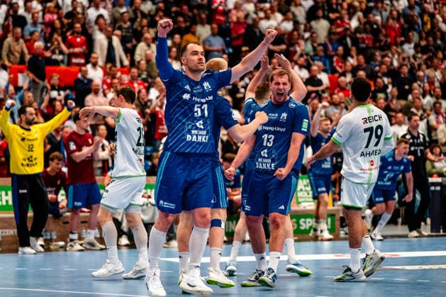 04 06 2026, xdobgx, Handball Daikin HBL, Handball Sport Verein Hamburg HSG Wetzlar v l Casper Ulrich Mortensen Handball Sport Verein Hamburg, 51 , Niklas Weller Handball Sport Verein Hamburg, 13 Cheering about the victory, cheering after the end of the game Hamburg