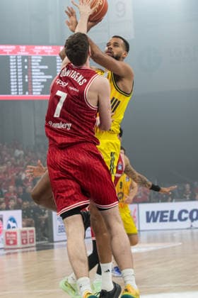 Bamberg, Germany 04 June 2026 1 BBL playoff semi-final 2025 2026 Sp 3 Bamberg Baskets vs Alba Berlin In the picture Norris Agbakoko Berlin puts the ball into the basket via Richard Balint Bamberg Brose Arena Bayern Copyright: xFotostandx xSchmittx