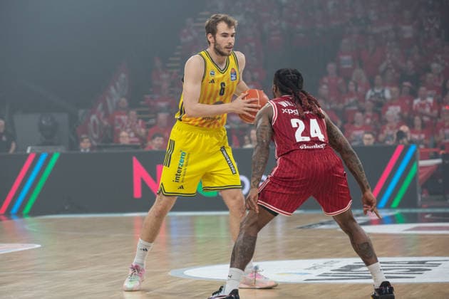 Bamberg, Germany 04 June 2026 1 BBL Playoff Semifinals 2025 2026 Sp 3 Bamberg Baskets vs Alba Berlin Pictured from left Malte Delow Berlin vs Cobe Williams Bamberg Brose Arena Bayern Copyright: xFotostandx xSchmittx