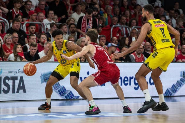 Bamberg, Germany 04 June 2026 1 BBL Playoff Semifinals 2025 2026 Sp 3 Bamberg Baskets vs Alba Berlin Pictured from left Jack Kayil Berlin vs Zachary Ensminger Bamberg Brose Arena Bayern Copyright: xFotostandx xSchmittx