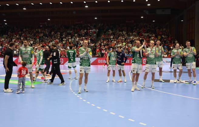 GER HBL Season 2025 2026 MT Melsungen vs FÜCHSE Berlin, 04 06 26, ROTHENBACH HALLE, Kassel Team FÜCHSE Berlin, applause for the fans who traveled with them
