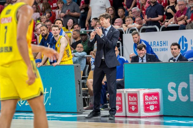 Bamberg, Germany 04 June 2026 1 BBL playoff semi-final 2025 2026 Sp 3 Bamberg Baskets vs Alba Berlin In the picture coach Pedro Calles Berlin gesticulates on the pitch Brose Arena Bayern Copyright: xFotostandx xSchmittx