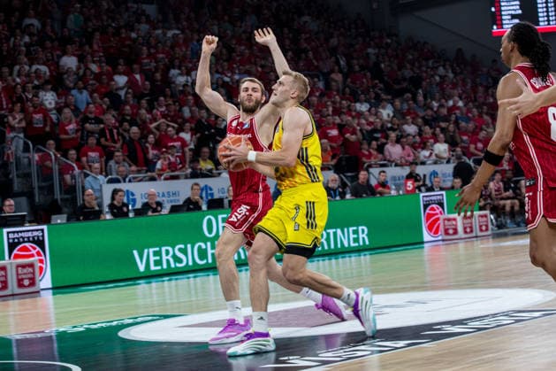Bamberg, Germany 04 June 2026 1 BBL playoff semi-final 2025 2026 Sp 3 Bamberg Baskets vs Alba Berlin Pictured from left Moritz Krimmer Bamberg vs Sam Griesel Berlin Brose Arena Bayern Copyright: xFotostandx xSchmittx