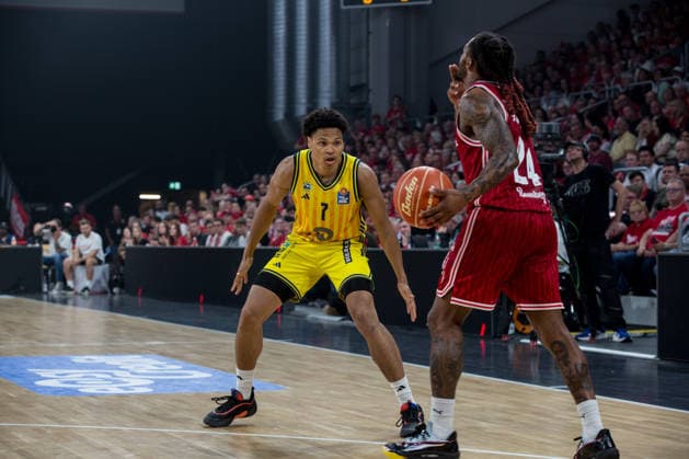 Bamberg, Germany 04 June 2026 1 BBL Playoff Semifinals 2025 2026 Sp 3 Bamberg Baskets vs Alba Berlin Pictured from left Jack Kayil Berlin vs Cobe Williams Bamberg Brose Arena Bayern Copyright: xFotostandx xSchmittx
