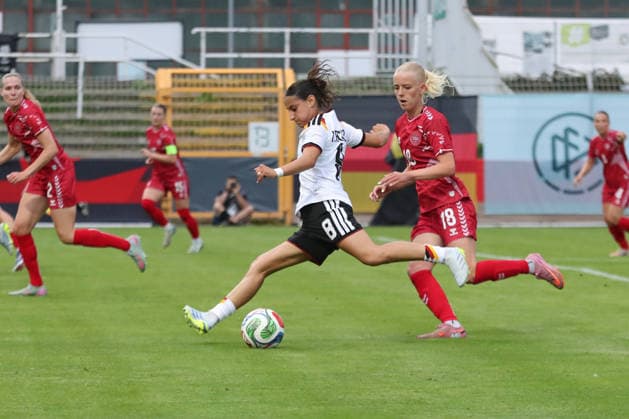 Soccer, U23 Women Germany Denmark, 04 06 26 Ilayda Acikgöz 8, Germany U23, Eintracht Frankfurt takes a shot, behind her Elvira Nejmann 18, Denmark U23 Soccer, Test match U23 Women Germany Denmark on 04 06 26 at Alfred Kunze Sportpark Leipzig Leutzsch Copyright: xBEAUTIFULxSPORTS JanxKaeferx