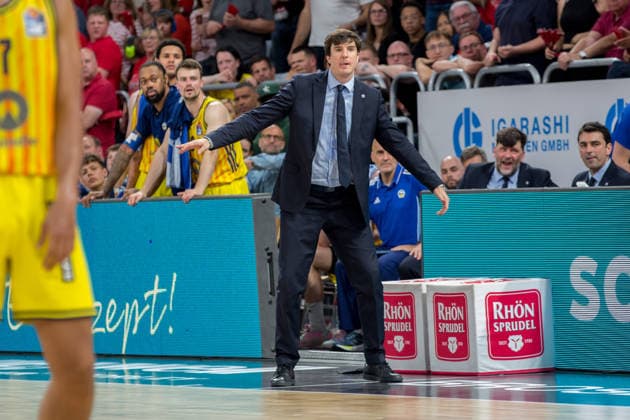 Bamberg, Germany 04 June 2026 1 BBL playoff semi-final 2025 2026 Sp 3 Bamberg Baskets vs Alba Berlin In the picture coach Pedro Calles Berlin gesticulates on the pitch Brose Arena Bayern Copyright: xFotostandx xSchmittx