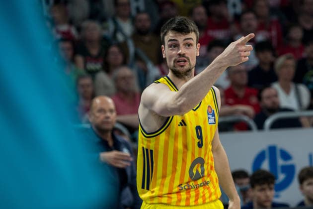 Bamberg, Germany 04 June 2026 1 BBL Playoff Semifinals 2025 2026 Sp 3 Bamberg Baskets vs Alba Berlin In the picture Jonas Mattisseck Berlin shows with his hand Brose Arena Bayern Copyright: xFotostandx xSchmittx