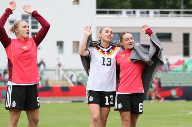 Soccer, U23 Women Germany Denmark, 04 06 26 Sophie Nachtigall 13, Germany U23, SC Freiburg and Sofie Zdebel 6, Germany U23, Bayer Leverkusen cheer to the fans after the match Soccer, Test match U23 Women Germany Denmark on 04 06 26 at Alfred Kunze Sportpark Leipzig Leutzsch Copyright: xBEAUTIFULxSPORTS JanxKaeferx