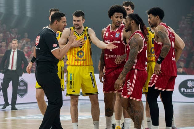 Bamberg, Germany 04 June 2026 1 BBL Playoff Semifinal 2025 2026 Sp 3 Bamberg Baskets vs Alba Berlin In the picture Jonas Mattisseck Berlin gestures with the referee Brose Arena Bayern Copyright: xFotostandx xSchmittx