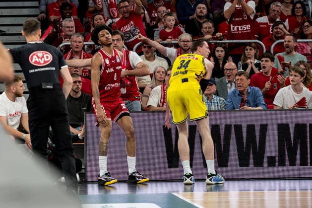 Bamberg, Germany 04 June 2026 1 BBL Playoff Semifinals 2025 2026 Sp 3 Bamberg Baskets vs Alba Berlin In the picture from left Demarcus Demonia Bamberg gains possession of the ball against Justin Bean Berlin Brose Arena Bayern Copyright: xFotostandx xSchmittx