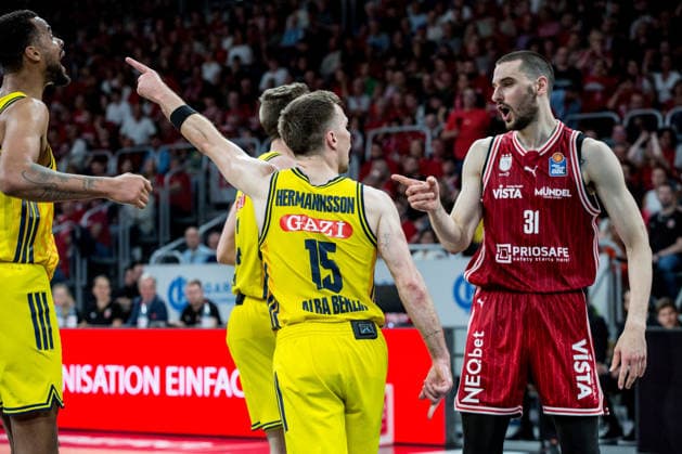 Bamberg, Germany 04 June 2026 1 BBL Playoff Semifinal 2025 2026 Sp 3 Bamberg Baskets vs Alba Berlin Pictured from left gesturing Martin Hermannsson Berlin and Daniel Keppeler Bamberg Brose Arena Bayern Copyright: xFotostandx xSchmittx