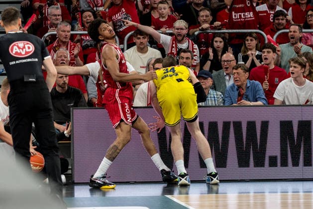 Bamberg, Germany 04 June 2026 1 BBL Playoff Semifinal 2025 2026 Sp 3 Bamberg Baskets vs Alba Berlin In the picture from left Demarcus Demonia Bamberg gains possession of the ball against Justin Bean Berlin Brose Arena Bayern Copyright: xFotostandx xSchmittx