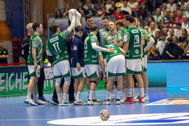 DAIKIN Handball Bundesliga, Kassel, MT Melsungen vs Fuechse Berlin, Rothenbach Halle Kassel 04 06 2026 DAIKIN Handball Bundesliga, Kassel, Germany 04 06 2026 The players of Füchse Berlin during a time-out, Handball Bundesliga, MT Melsungen vs Fuechse Berlin match, Rothenbach Halle Kassel Copyright: xBEAUTIFULxSPORTS Freudensteinx