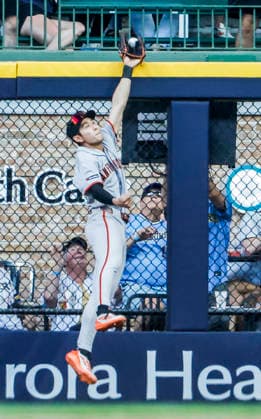 San Francisco Giants right fielder Jung Hoo Lee fails to catch a home run ball hit by Milwaukee Brewers left fielder Jackson Chourio in the fifth inning of the MLB, Baseball Herren, USA game between the San Francisco Giants and the Milwaukee Brewers at American Family Field in Milwaukee, Wisconsin on Thursday, June 4, 2026.  MIL20260604824 TANNENxMAURY