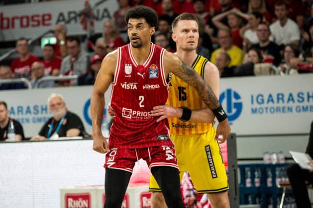 Bamberg, Germany 04 June 2026 1 BBL playoff semi-final 2025 2026 Sp 3 Bamberg Baskets vs Alba Berlin Pictured from left Ibi Watson Bamberg and Martin Hermannsson Berlin Brose Arena Bayern Copyright: xFotostandx xSchmittx