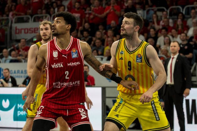 Bamberg, Germany 04 June 2026 1 BBL playoff semi-final 2025 2026 Sp 3 Bamberg Baskets vs Alba Berlin Pictured from left Ibi Watson Bamberg and Jonas Mattisseck Berlin Brose Arena Bayern Copyright: xFotostandx xSchmittx