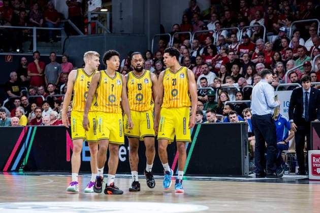 Bamberg, Germany 04 June 2026 1 BBL Playoff Semifinal 2025 2026 Sp 3 Bamberg Baskets vs Alba Berlin In the picture from left Sam Griesel Berlin , Jack Kayil Berlin , JÂ wan Roberts Berlin and Michael Rataj Berlin stand disappointed on the court Brose Arena Bayern Copyright: xFotostandx xSchmittx