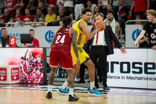 Bamberg, Germany 04 June 2026 1 BBL playoff semi-final 2025 2026 Sp 3 Bamberg Baskets vs Alba Berlin Pictured from left Cobe Williams Bamberg and Jack Kayil Berlin Brose Arena Bayern Copyright: xFotostandx xSchmittx