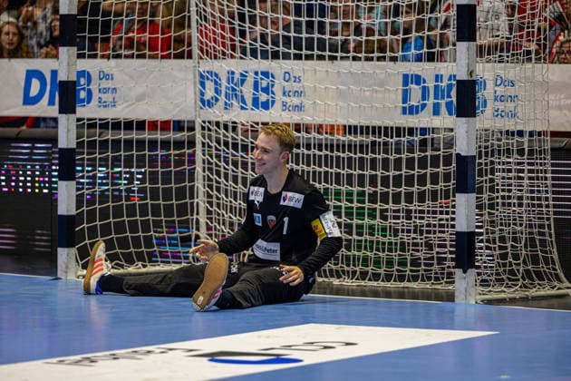 Sport Bilder des Tages DAIKIN Handball Bundesliga, Kassel, MT Melsungen vs. Fuechse Berlin, Rothenbach-Halle Kassel; 04.06.2026 DAIKIN Handball Bundesliga, Kassel, Germany - 04.06.2026: Lasse Ludwig (Fuechse Berlin, 1) sitzt im Tor während des Spiels, Handball Bundesliga, Spiel der MT Melsungen vs. Fuechse Berlin, Rothenbach-Halle Kassel *** DAIKIN Handball Bundesliga, Kassel, MT Melsungen vs Fuechse Berlin, Rothenbach Halle Kassel 04 06 2026 DAIKIN Handball Bundesliga, Kassel, Germany 04 06 2026 Lasse Ludwig Fuechse Berlin, 1 sits in goal during the match, Handball Bundesliga, MT Melsungen vs Fuechse Berlin match, Rothenbach Halle Kassel Copyright: xBEAUTIFULxSPORTS Freudensteinx