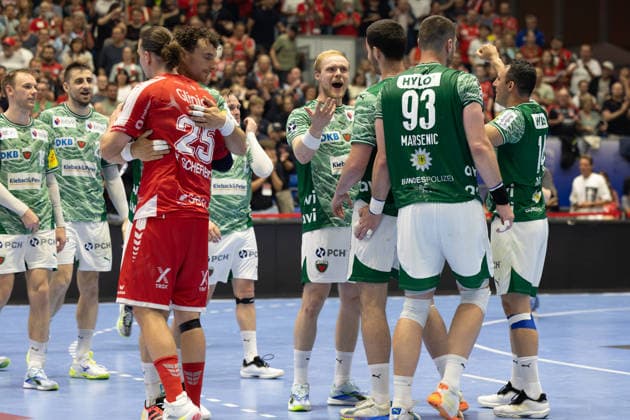 DAIKIN Handball Bundesliga, Kassel, MT Melsungen vs Fuechse Berlin, Rothenbach Halle Kassel 04 06 2026 DAIKIN Handball Bundesliga, Kassel, Germany 04 06 2026 The players after the match, Handball Bundesliga, MT Melsungen vs Fuechse Berlin match, Rothenbach Halle Kassel Copyright: xBEAUTIFULxSPORTS Freudensteinx