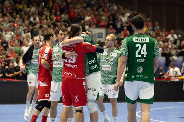 Sport Bilder des Tages DAIKIN Handball Bundesliga, Kassel, MT Melsungen vs. Fuechse Berlin, Rothenbach-Halle Kassel; 04.06.2026 DAIKIN Handball Bundesliga, Kassel, Germany - 04.06.2026: Die Spieler nach dem Spiel, Handball Bundesliga, Spiel der MT Melsungen vs. Fuechse Berlin, Rothenbach-Halle Kassel *** DAIKIN Handball Bundesliga, Kassel, MT Melsungen vs Fuechse Berlin, Rothenbach Halle Kassel 04 06 2026 DAIKIN Handball Bundesliga, Kassel, Germany 04 06 2026 The players after the match, Handball Bundesliga, MT Melsungen vs Fuechse Berlin match, Rothenbach Halle Kassel Copyright: xBEAUTIFULxSPORTS Freudensteinx
