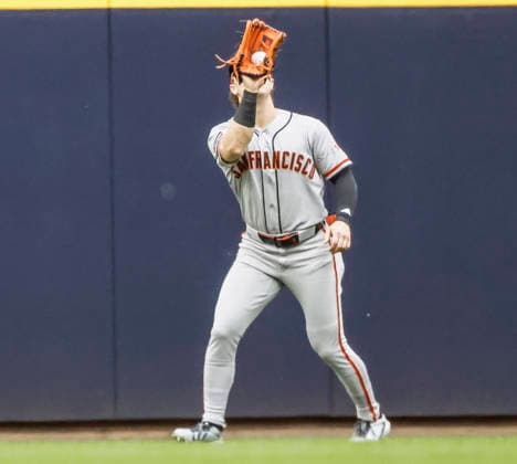 San Francisco Giants center fielder Drew Gilbert catches a fly ball hit by Milwaukee Brewers third baseman Luis Rengifo in the sixth inning of the MLB, Baseball Herren, USA game between the San Francisco Giants and the Milwaukee Brewers at American Family Field in Milwaukee, Wisconsin on Thursday, June 4, 2026.  MIL20260604830 TANNENxMAURY