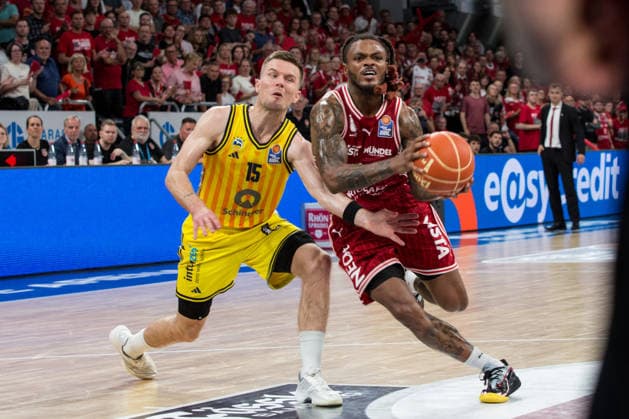 Bamberg, Germany 04 June 2026 1 BBL Playoff Semifinals 2025 2026 Sp 3 Bamberg Baskets vs Alba Berlin Pictured from left Martin Hermannsson Berlin vs Cobe Williams Bamberg Brose Arena Bayern Copyright: xFotostandx xSchmittx