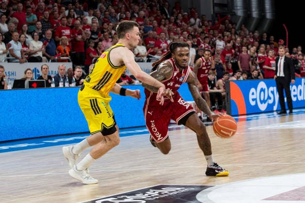 Bamberg, Germany 04 June 2026 1 BBL Playoff Semifinals 2025 2026 Sp 3 Bamberg Baskets vs Alba Berlin Pictured from left Martin Hermannsson Berlin vs Cobe Williams Bamberg Brose Arena Bayern Copyright: xFotostandx xSchmittx