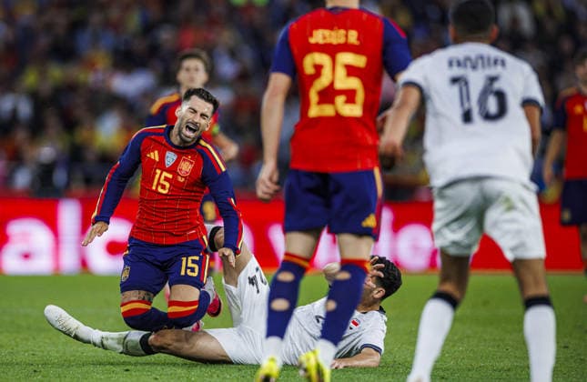 Spain v Iraq - Friendlies A CORUNA, SPAIN - JUNE 04: Alex Baena of Spain (L) in action against Zaid Ismail of Iraq (R) during the friendly match between the Spain and Iraq at the Riazor Stadium in A Coruna, Spain on June 04, 2026. Pablo Garcia Sacristan Anadolu A Coruna Spain. Editorial use only. Please get in touch for any other usage.  Copyright: x2026xAnadoluxPabloxGarciaxSacristanx