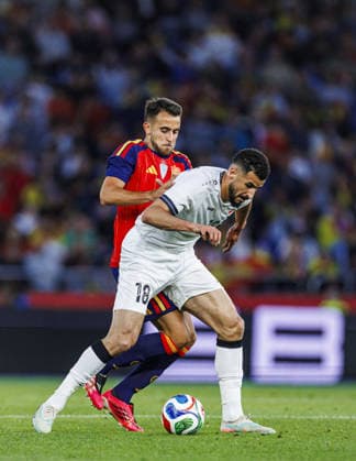 Spain v Iraq - Friendlies A CORUNA, SPAIN - JUNE 04: Eric Garcia of Spain (L) in action against Ayman Hussein of Iraq (R) during the friendly match between the Spain and Iraq at the Riazor Stadium in A Coruna, Spain on June 04, 2026. Pablo Garcia Sacristan Anadolu A Coruna Spain. Editorial use only. Please get in touch for any other usage.  Copyright: x2026xAnadoluxPabloxGarciaxSacristanx