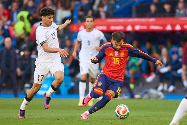 Spain v Iraq - International Friendly, Länderspiel, Nationalmannschaft LA CORUNA, SPAIN - JUNE 04: Alex Baena of Spain competes for the ball during an international friendly match between Spain and Iraq at Abanca-Riazor Stadium on June 04, 2026 in La Coruna, Spain. (Photo by Diego Simon Photo Players Images Magara Press) La Coruna Abanca Riazor Stadium Spain Copyright: xDiegoxSimonx