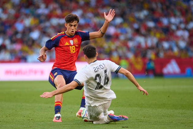Spain v Iraq - International Friendly, Länderspiel, Nationalmannschaft LA CORUNA, SPAIN - JUNE 04: Marc Bernal of Spain competes for the ball during an international friendly match between Spain and Iraq at Abanca-Riazor Stadium on June 04, 2026 in La Coruna, Spain. (Photo by Diego Simon Photo Players Images Magara Press) La Coruna Abanca Riazor Stadium Spain Copyright: xDiegoxSimonx