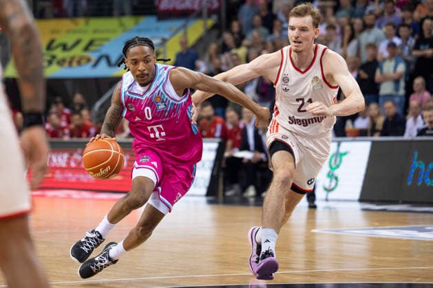 Jalen FINCH (BON 0, li.) am Ball im Zweikampf gegen Justus HOLLATZ (FCB 21, re.), Aktion. Endstand 57:77, Basketball 1.Bundesliga Telekom Baskets Bonn-FC Bayern Muenchen Basketball (München) BON vs FCB Playoffs, Halbfinale, 3. Spiel, im T E L E K O M D O M E, am 27.05.2026, Â *** Jalen FINCH BON 0, left on the ball in a duel against Justus HOLLATZ FCB 21, right , action final score 57 77, Basketball 1 Bundesliga Telekom Baskets Bonn FC Bayern Muenchen Basketball Munich BON vs FCB Playoffs, Semifinal, 3 Game, in T E L E C O M D O M E, on 27 05 2026, Â