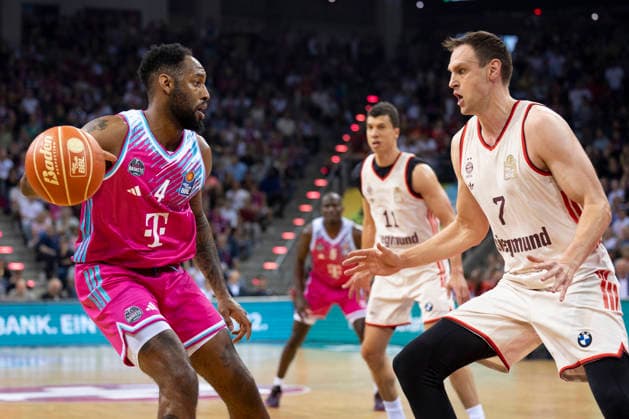 Jeff GARRETT JR BON 4, left on the ball in a duel against Johannes VOIGTMANN FCB 7, right , action final score 57 77, Basketball 1 Bundesliga Telekom Baskets Bonn FC Bayern Muenchen Basketball Munich BON vs FCB Playoffs, Semifinal, 3 Game, in T E L E C O M D O M E, on 27 05 2026, Â