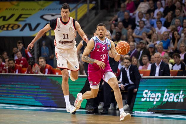 Alijah COMITHIER BON 2, right on the ball in a duel against Vladimir LUCIC FCB 11, left, action final score 57 77, Basketball 1 Bundesliga Telekom Baskets Bonn FC Bayern Muenchen Basketball Munich BON vs FCB Playoffs, Semifinal, 3 Game, in T E L E C O M D O M E, on 27 05 2026, Â
