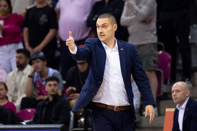 Head Coach Marko STANKOVIC BON, mi shows the direction, single image final score 57 77, Basketball 1 Bundesliga Telekom Baskets Bonn FC Bayern Muenchen Basketball Munich BON vs FCB Playoffs, Semifinal, 3 Game, in T E L E K O M D O M E, on 27 05 2026, Â
